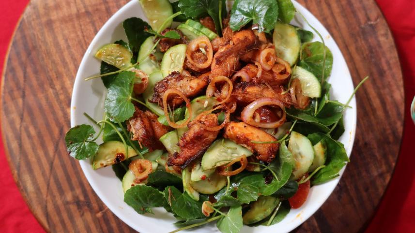 ASIAN STYLE CRISPY FISH SALAD 