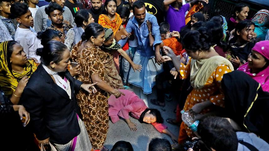 ed_3_-_sumon_sheikhs_wife_jannat_lies_on_the_road_crying_in_front_of_hatirjheel_police_station_-_palash_khan.jpg
