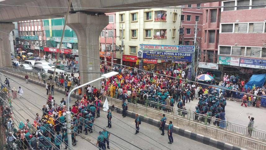 RMG workers block road