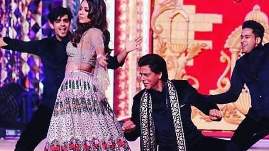 shahrukh_khan_and_gauri_khan_shares_stage_and_dances_together_at_isha_ambanis_wedding.jpg