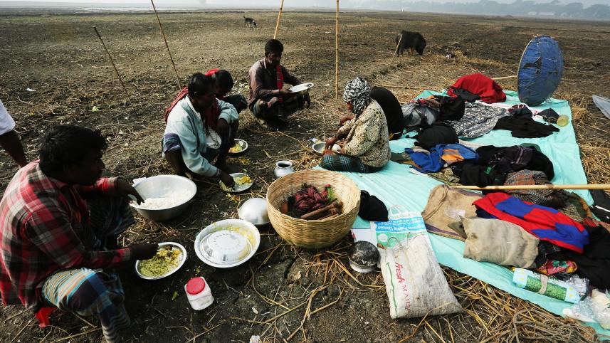 5._kaiputras_are_having_their_morning_meal_ramdia_gopalganj_2016._photo._philip_gain.jpg