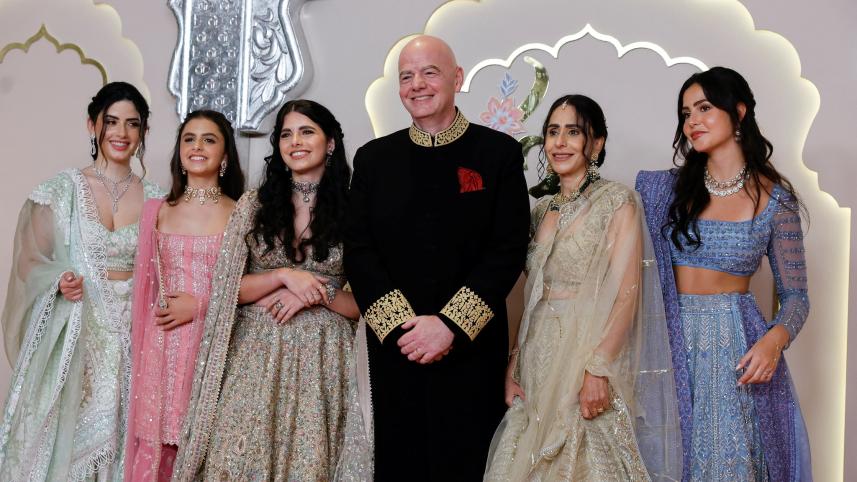 fifa_president_gianni_infantino_his_wife_leena_al_ashqar_and_their_children_shania_serena_infantino_alessia_infantino_sabrina_infantino_dhalia_nora_infantino_pose_for_pictures_on_the_red_carpet.jpg