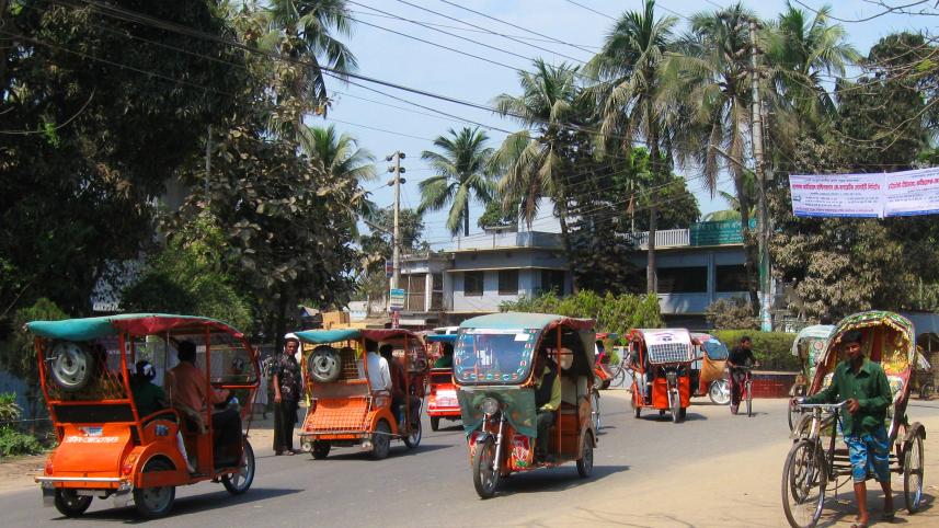 electric_trikes_overwhelm_comilla_streets.jpg