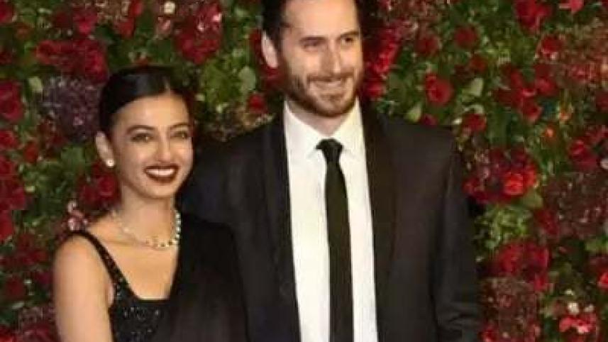 Radhika Apte surprises fans with baby bump reveal.jpg