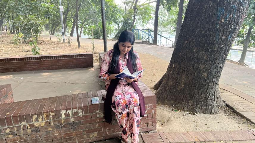 unique library in Dhanmondi Lake Park