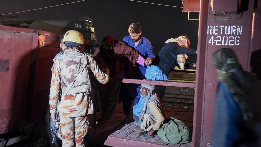 pakistan_train_hijack_2.jpg