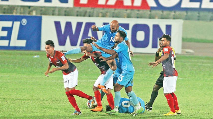 mamun_mia_flying_kick.jpg