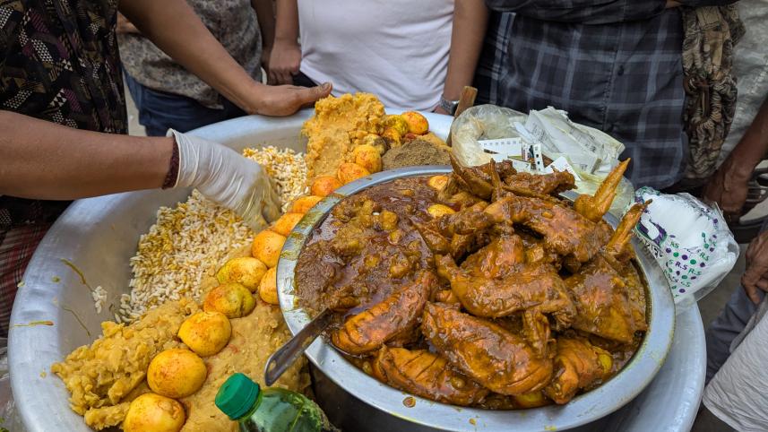 Jhalmuri with chicken wings and eggs? Gulistan’s biriyani-style snack
