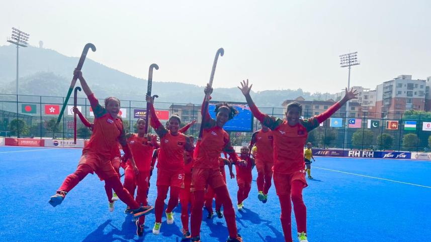 Bangladesh U-18 women's hockey team.jpg