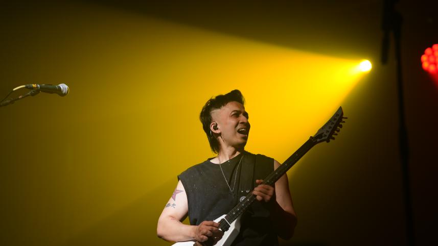 Oni Hasan electrifies Dhaka