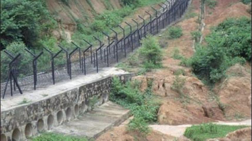 metal_and_barbed_wire_fence_between_bangladesh_and_india.jpeg