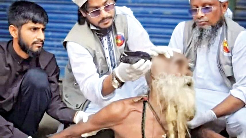 Viral video shows fakir’s hair shaved off in Bangladesh Viral video shows fakir’s hair shaved off in Bangladesh