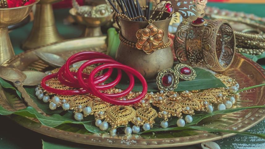 Why women still choose gold and golden colour over everything else Why women still choose gold and golden colour over everything else