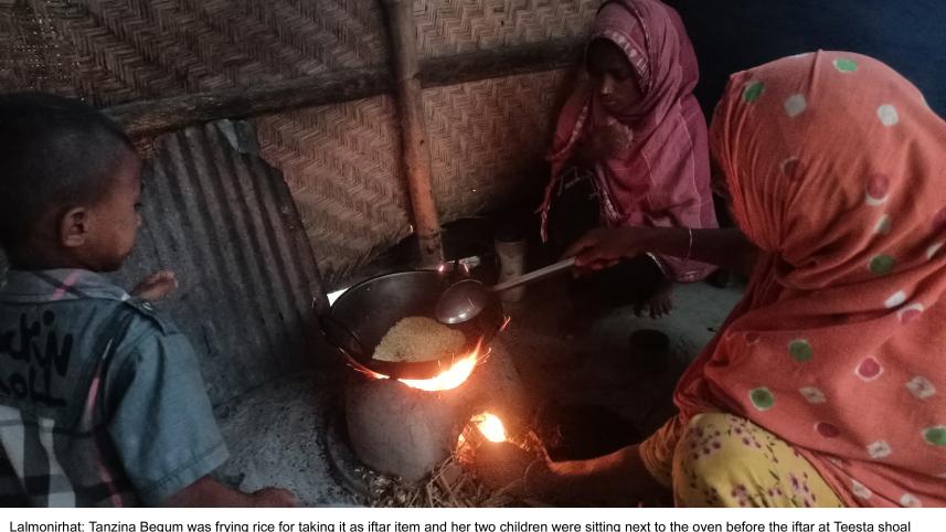 Chal Bhaja becomes traditiona iftar item but they take it due to poverty.jpg