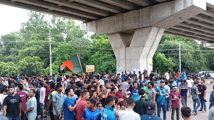 RU Students Block Dhaka-Rajshahi Railway for Quota Reform_720f.jpg