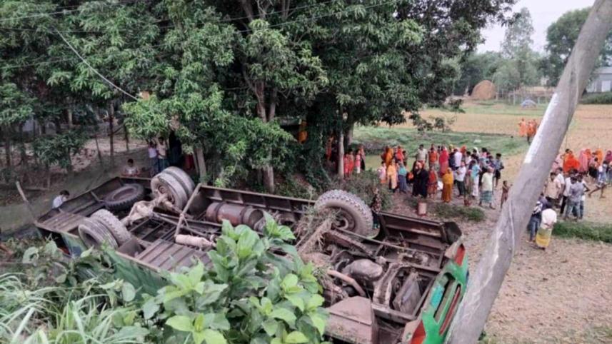 Bus falls into ditch.jpg