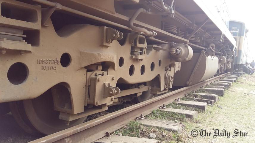 Natore_train_derail_2.jpg