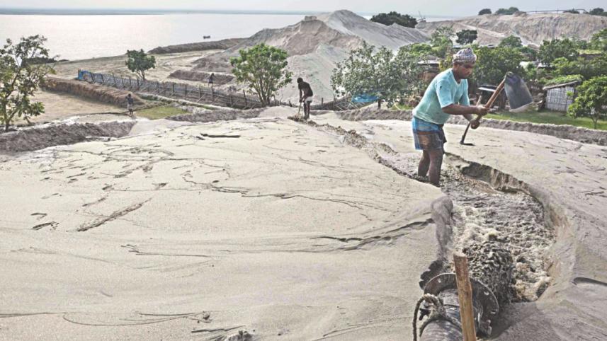 sand trading in padma 2.jpg
