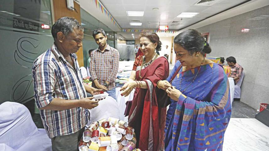 visitors_buy_bangles_from_the_fair.jpg