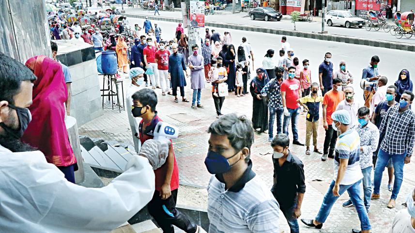 shoppers queue up