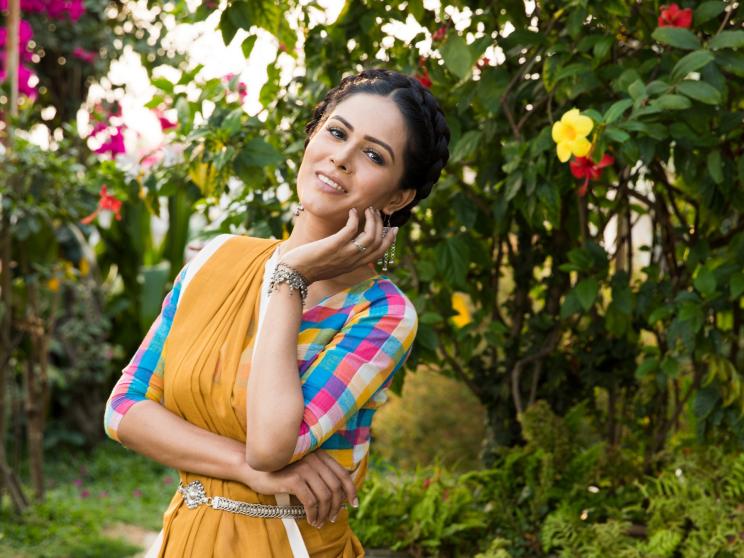 A versatile guide to styling belly chains with elegance and playfulness 