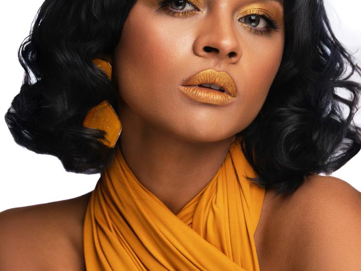 Elevate your summer look with bright teal and turquoise makeup