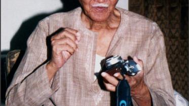 A photograph of the Shilpaguru with his camera by his son (1).jpg