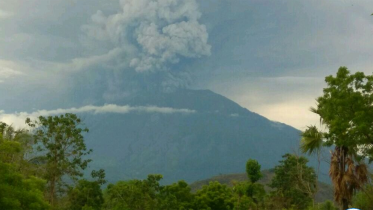 Bali erupting volcano raises air travel warnings