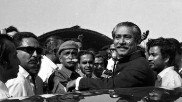 Bangabandhu-Sheikh-Mujibur-Rahman-at-the-Kurmitola-International-Airport.png