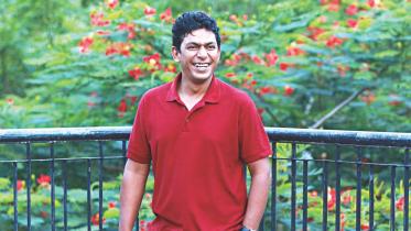 Chanchal juggling.jpg