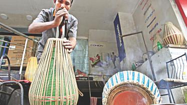 Durga Puja with dhak.jpg