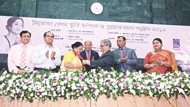 Farida Parveen honoured.jpg