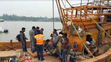 Indian fishermen held for intrusion