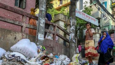 garbage near hospital.jpg