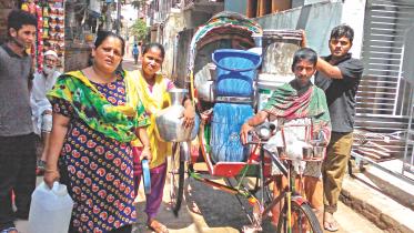 Imrul Sarfaraz bringing.jpg