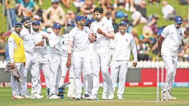 Ishant helps India.jpg