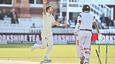 James Anderson 500th wicket.jpg