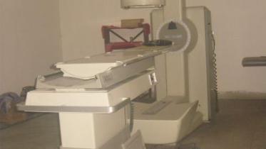 Lone radiotherapy machine.jpg