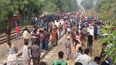 Supporters of Awami League nominee for Natore-1 constituency Shahidul Islam Bakul staged a blockade 