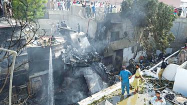 plan-crash-in-pakistan.jpg