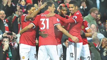 Pogba drives MU.jpg