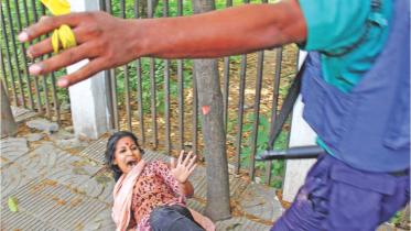 police attack on du protesters