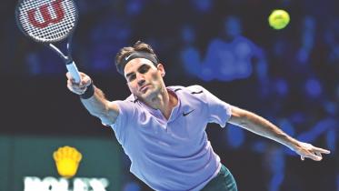 Roger Federer stretched.jpg