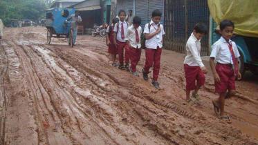 School kids walk 1.jpg