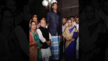 Bangladesh’s tallest man Jinnat Ali