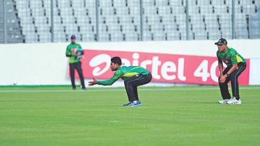 Tigers coach Chandika Hathurusingha.jpg