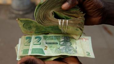 zimbabwe-suspends-bank.jpg