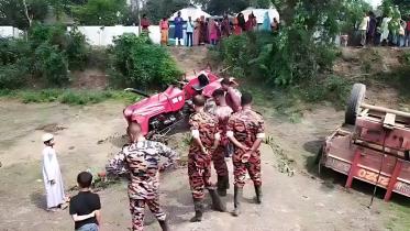 brahmanbaria_tractor_falls_into_ditch_pic_1.jpg
