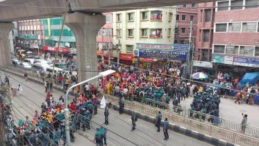 RMG workers block road