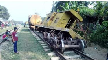 freight-train-derails.jpg